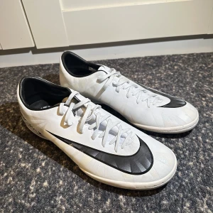Nike inomhus fotbollsskor  - Nästan helt oanvända jätte fina fotbollsskor!