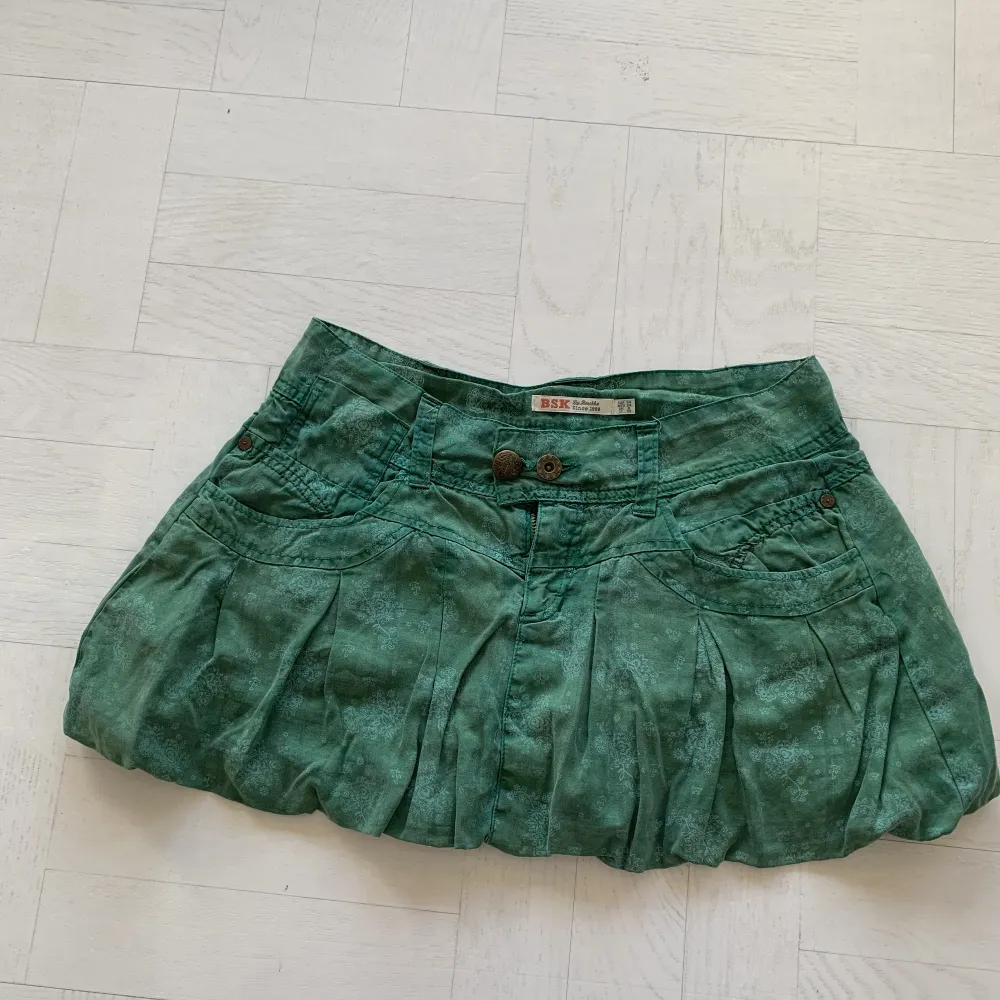 Supersnygg grön lågmidjad kjol med läckra detaljer i fram;) Passar inte mig så har tyvärr inga bilder på🙏 Strl 34. Kjolar.
