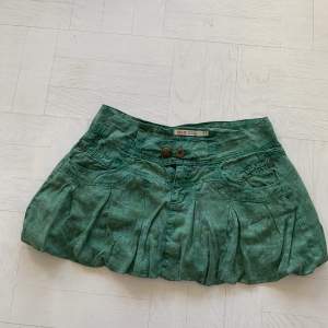 Supersnygg grön lågmidjad kjol med läckra detaljer i fram;) Passar inte mig så har tyvärr inga bilder på🙏 Strl 34