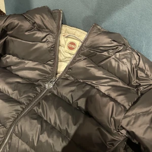 Colmar jacka  - Lite sminkfläckar vid jackkragen men som går bort i tvättmaskin, samt hål i ena fickan. 
