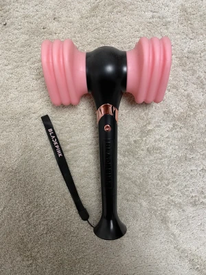 ÄKTA BLACKPINK LIGHTSTICK - Äkta blackpink lightstick, endast provad men aldrig använt. Inga defekter och som ny. Skickar i kartongen den kom i.