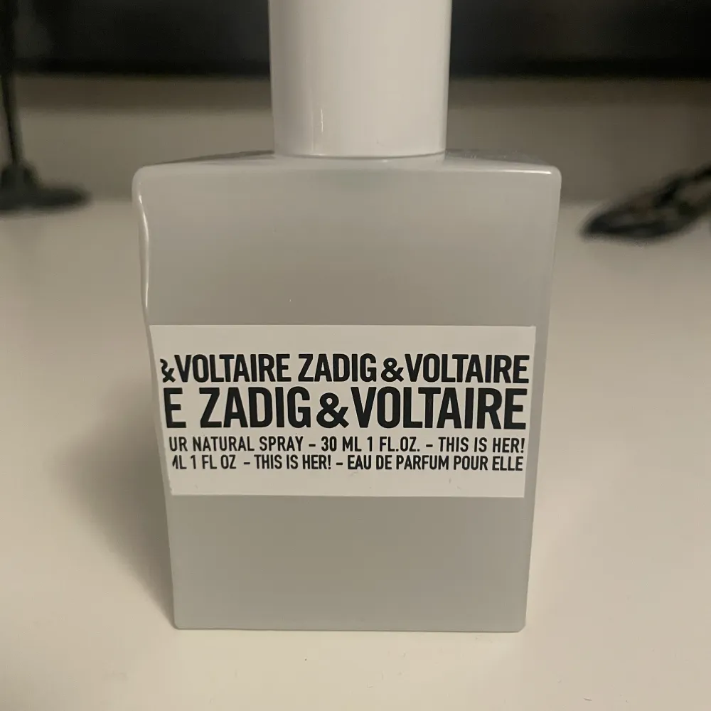 En parfym från Zadig & Voltaire som luktar jättegott. Jag säljer denna pågrund av att jag inte tycker att jag passar i denna doft. Parfymen är väldigt fräsch i doften. Som ni ser på tredje bilden är parfymen endast prövad och typ ny.💕. Övrigt.