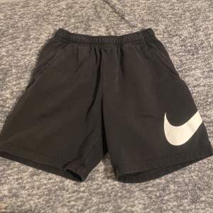 Snygga Nike shorts Säljer eftersom dom inte passar längre. 