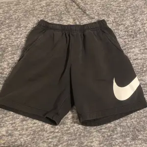 Snygga Nike shorts Säljer eftersom dom inte passar längre. 