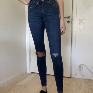 High waisted skinny jeans från lager 157 - High waisted skinny jeans med hål på knäna från lager 157 i modell ”snake” i storlek S. Väl använda därav priset. Säljer pga att de inte kommer till användning. 