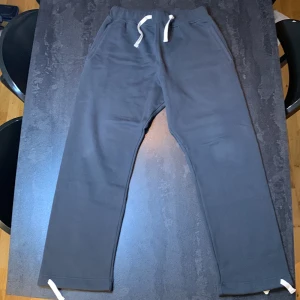 Svarta loose fit mjukis med dunder kvalitet!  - Säljer ett par loose fit mjukis med superkvalitet. De perfekta mjukisen, påminner om Ralph laurens model som inte längre tillverkas. Liknar också Tuttolentes byxor. Dessa är av väldigt tungt material ungefär som Bound2s kläder. Storlek L