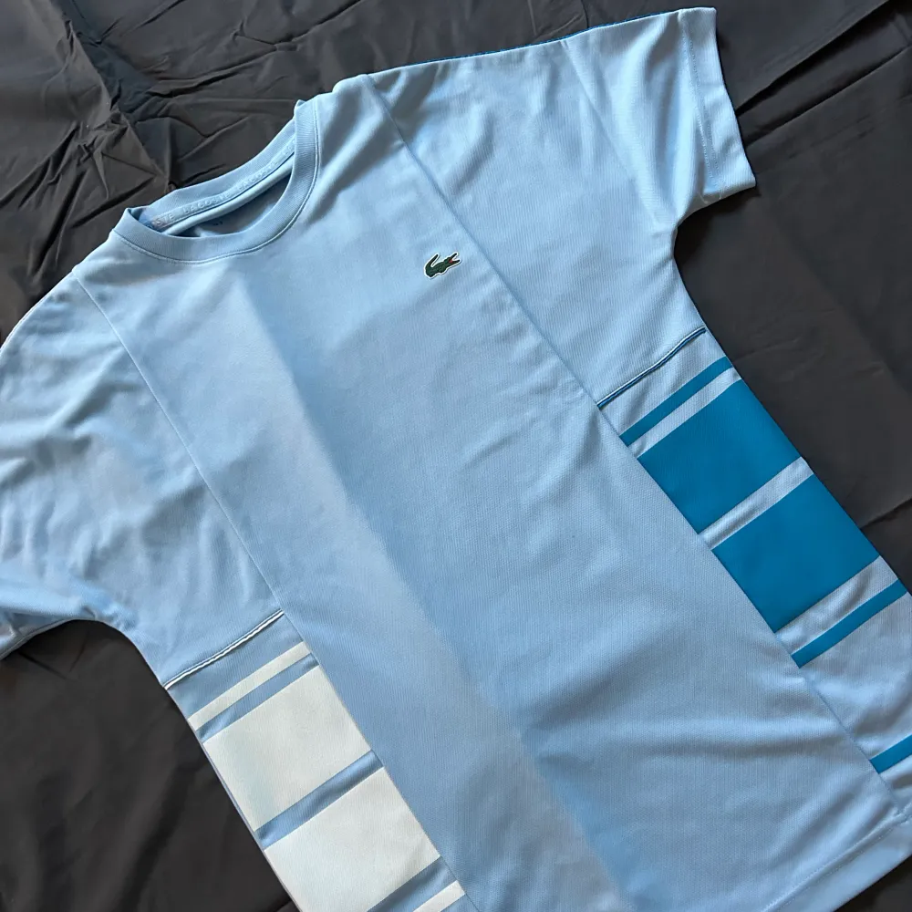 En jättefin blå lacoste t shirt. Köpt för 800kr och aldrig använd. Skriv för fler bilder.. T-shirts.