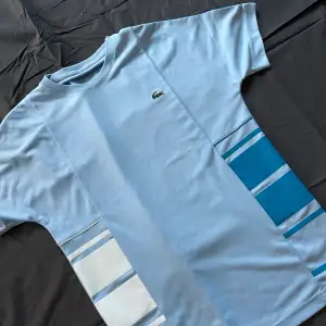 En jättefin blå lacoste t shirt. Köpt för 800kr och aldrig använd. Skriv för fler bilder.