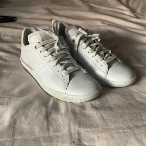 Vita sneakers - Säljer dessa använda sneakers från Björn Borg då de inte kommer till användning längre! Är i relativt fint skick men är rätt använda och därav så är jag helt öppen för prisförslag! Behöver även tvättas på utsidan då de blivit lite smutsiga! Nypris: ≈500kr