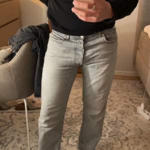 Gråa BLK DNM Jeans  Storlek: 31/32 Bra och Fin skick på jeansen. Jeansen passar mig som har storlek 31/30. Nypris: 1700kr 