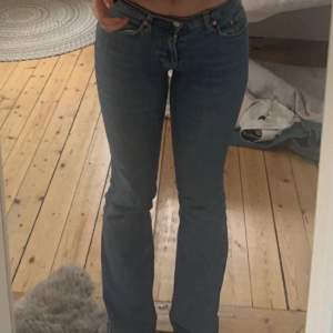 Bootcut low/mid waist jeans från Ginatricot!! Inga tecken på användning, säljer då de blivit för små!!