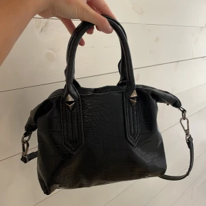 Zara väska - Sparsamt använd, superfint skick. Långt axelband ingår.