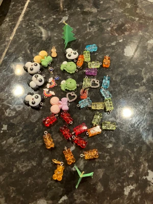 Fina berlocker  - Här e några fina berlocker ni kan köpa om ni skriver till mig så kan jag skriva hur mycket det kostar😻Dom olika berlockerna kostar mellan 10-20 kr 