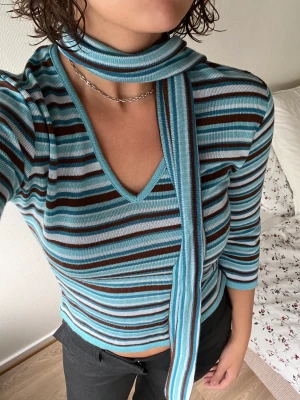 Randig topp - Söt halterneck topp med inbyggd halsduk från Hennes. Knappt använd alltså i mycket bra skick. Passar S/M. 