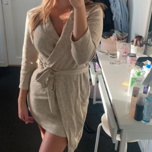 Höst klänning  - Super mjuk och skön klänning med knyte i midjan! Storlek S. Köpt från Nelly men finns inte kvar där. Säljer för 159kr🫶🏽