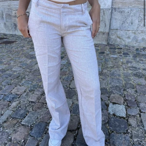 Kostymbyxa DesignbySi - Hej! Säljer byxorna helt oanvända!! Skickas samma dag.