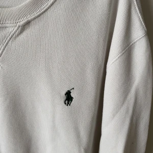 Polo Tröja  - Skit snygg Polo tröja som passar as bra till vintern! Den ger vintage och old money vibes! Priset kan absolut diskuteras<3