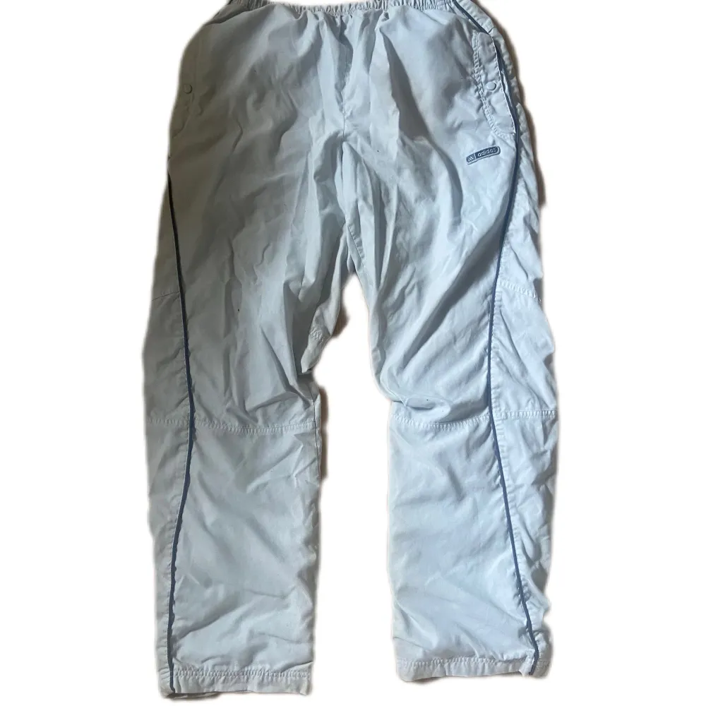 As snygga vintage Track pants från adidas!! Finns snören på insidan för att knyta🤩. Jeans & Byxor.