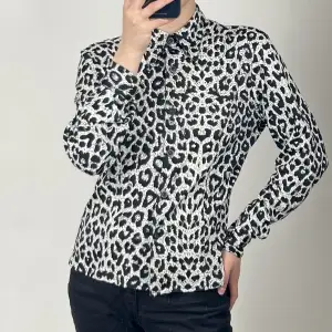 Cool skjorta i leopard mönster ✨