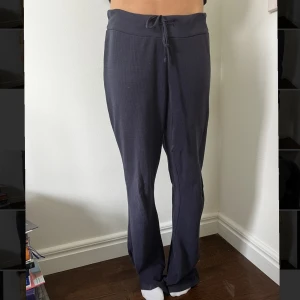 Brandy Melville mjukisbyxor - Bysbyxor från Brandy Melville - Onesize - för långa för mig som är 175,5 - kontakta mig om ni har några frågor!