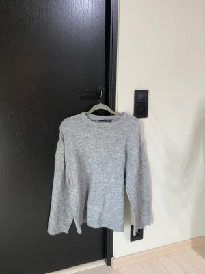 Grå stickad tröja - Grå stickad tröja från Lager 157 i storlek S, 50kr nyskick