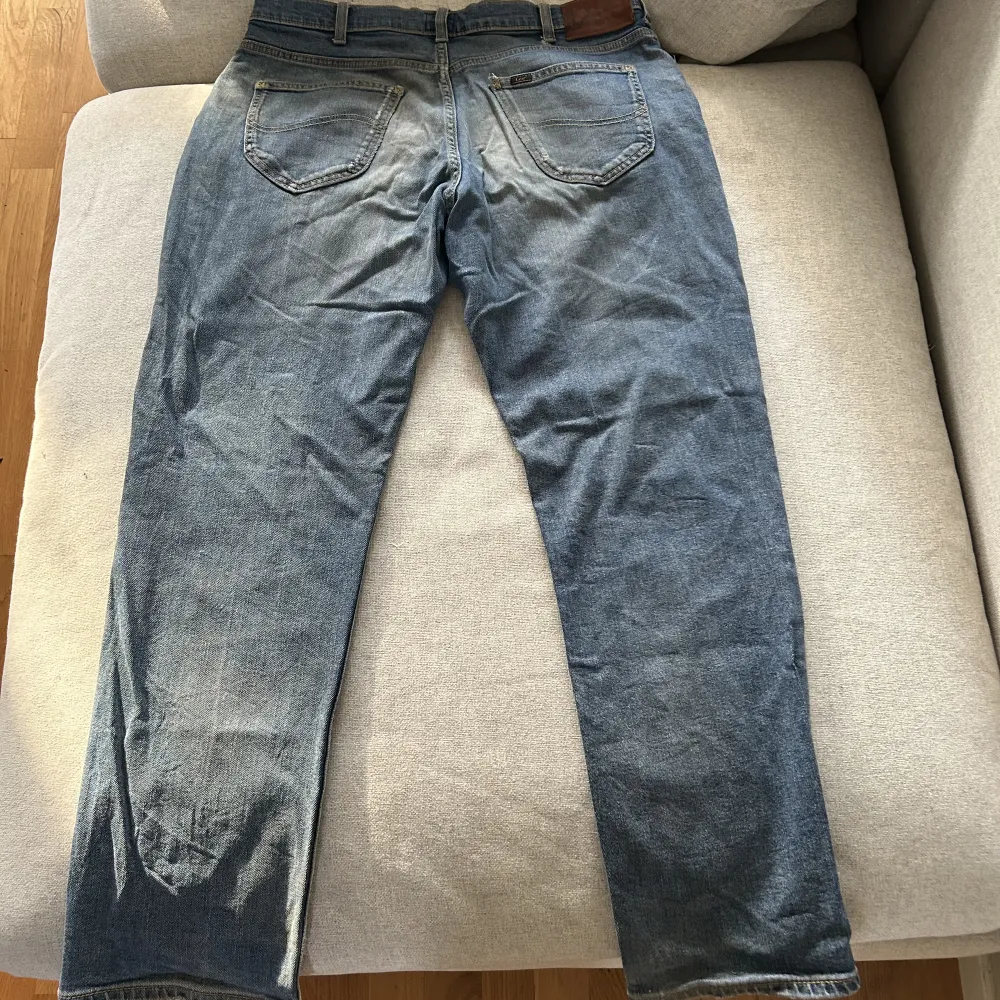 Lee jeans i modellen Brooklyn straight. Jeansen är i okej skick i storlek 36/30.. Jeans & Byxor.