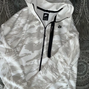 Nike Camo Tech Fleece - 1000 för hela settet. Den är ganska oversized på mig och jag bär storlek M. Kan göra byten bara och skicka ett meddelande till mig. Har även byxorna.