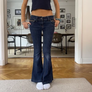 Low waist jeans  - Säljer denna super snygga låg midjade jeans🥰🥰 Midjemått: 35 cm Innerbenslängd: 71 cm❤️