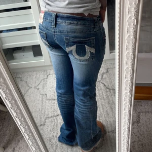 True religion lågmidjade bootcut jeans  - Super snygga med paljetter på fickorna där bak samt på ena där fram. Innerbenslängd ca 78 och midjemått ca 74💓