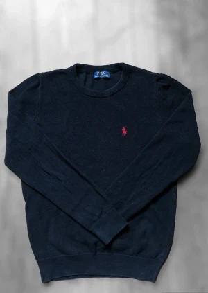Ralph lauren tröja - En riktigt snygga stickad tröja från Ralph lauren. Väldigt fint skick. Den är storlek S men skulle säga att den passar xs eller runt 170   Skriv vid frågor eller funderingar🙌