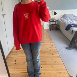 Röd college tröja från urban outfitters, väldigt bekväm, bara används ett få antal gånger och är i bra skick.