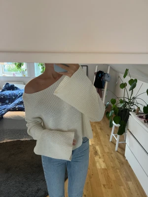 Vit stickad tröja - Jättehärlig stor stickad tröja som hänger ner lite över ena ärmen. Från NAKD. Lite oversized passar perfekt till hösten