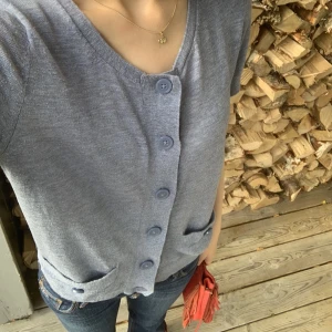 Kofta - Kortärmad kofta från gap, passar xs och s💗Jag kan sälja den på vinted så man får gratis frakt!👌🏼