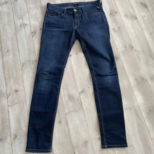 Replay Jeans - Säljer ett par mörkblå Replay jeans. Dom är i skick 9/10 och storlek 31/32. Hör gärna av er vid ytterligare frågor!