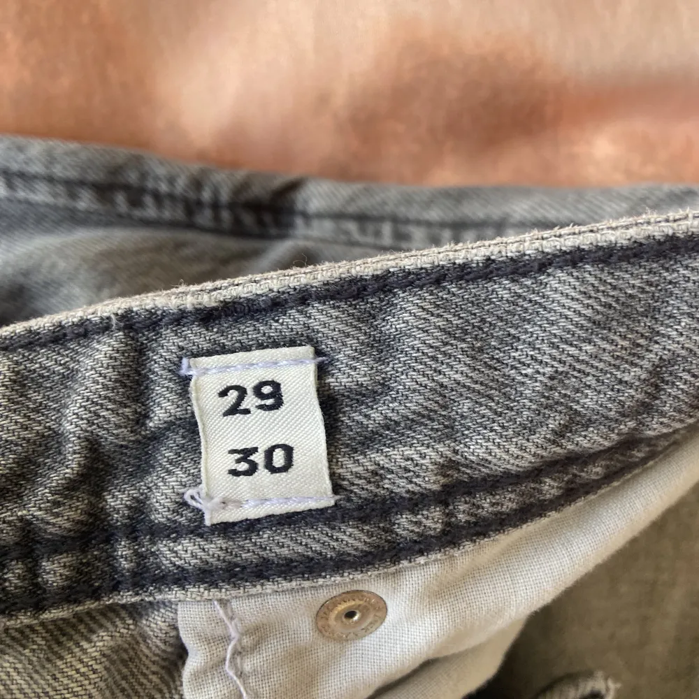 Helt nya Jack Jones jeans har redan ett par Levis jeans så säljer dem här Tveka inte om att ställa frågar. Jeans & Byxor.