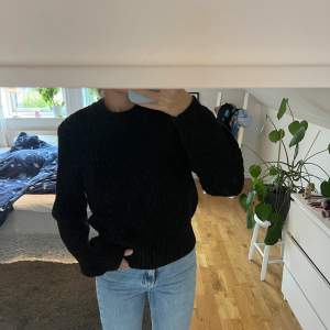 Basis svart stickad tröja, knappt använd från Lindex. Passar perfekt till hösten och vinterns kallare dagar