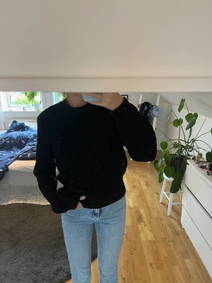 Stickad tröja - Basis svart stickad tröja, knappt använd från Lindex. Passar perfekt till hösten och vinterns kallare dagar
