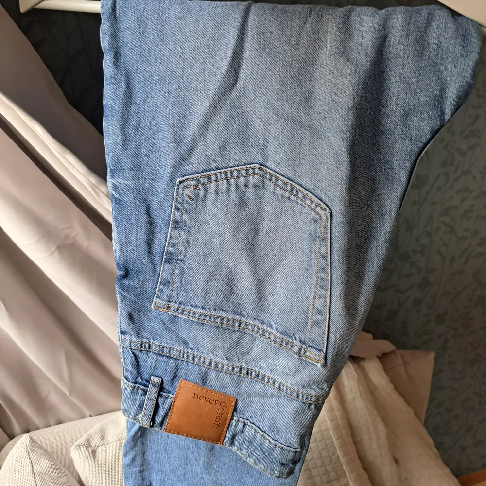 Ett par blåa högmidjade bikbok jeans i 100% bomull och storlek w31l32. Är i fint skick, kan däremot inte ha jeansen längre. Jeans & Byxor.