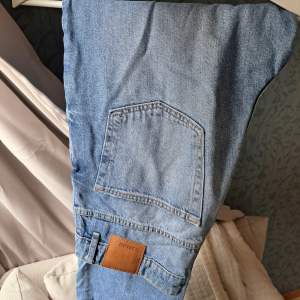 Ett par blåa högmidjade bikbok jeans i 100% bomull och storlek w31l32. Är i fint skick, kan däremot inte ha jeansen längre
