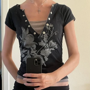 Söt tshirt - Söt t-shirt! Jättebekväm o perfekt till vardagen. Storlek S, passar nog även M då den har stretch. Skriv för frågor eller om du vill diskutera pris (;