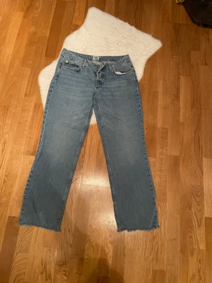Blåa jeans - Säljer dessa snygga jeans då de tyvärr blivit för små. De är ribbade där nere (redan vid köp men inget som syns mkt). Använda ett par gånger och i väldigt bra skick! De är i storlek L men skulle säga passa M också. Hör av er vid intresse eller ev frågor!😀