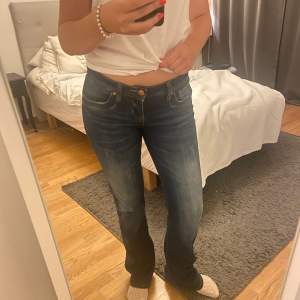 Säljer mina super snygga trendiga jeans från LTB, jag är 168 och jeansen är lite lång för mig 