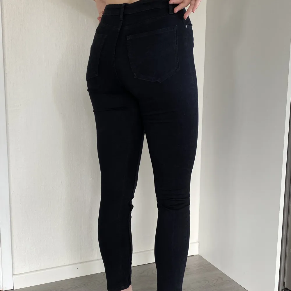 Svarta jeans i stretchigt tyg, i bra skick🖤. Jeans & Byxor.