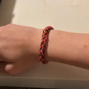 Svart/röd mönstrat armband av loombands, jag har gjort själv pris kan diskuteras, den passar alla för den kan stretchas jätte fin och fint skick