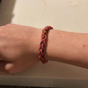 Armband - Svart/röd mönstrat armband av loombands, jag har gjort själv pris kan diskuteras, den passar alla för den kan stretchas jätte fin och fint skick