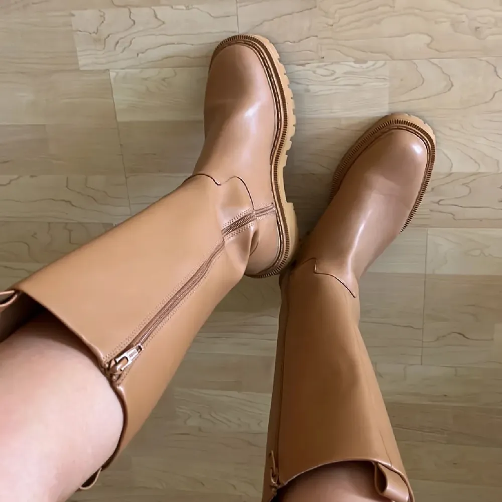 Säljer dessa höga boots från monki. Knappt använda . Skor.