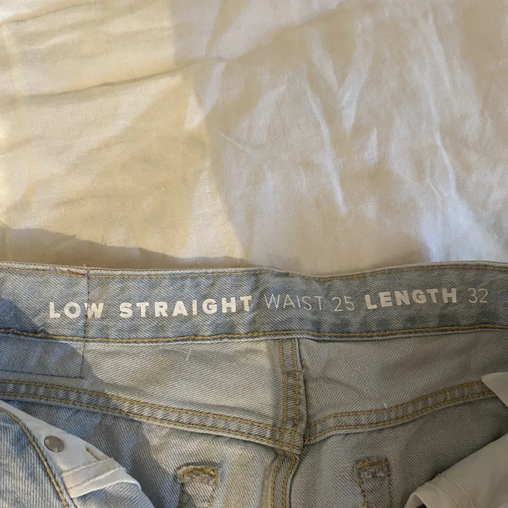Lågmidjade/Midwaist jeans från bikbok Har aldrig använt dem då de är lite tajta på mej!. Jeans & Byxor.