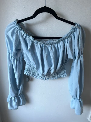 Off shoulder blus - Söt off shoulder blus i fin turkos färg. 
