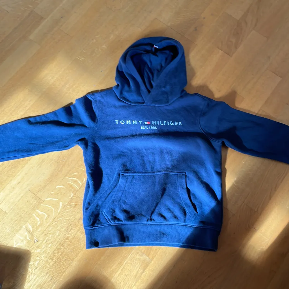 Säljer denna Tommy Hilfiger hoodie som jag aldrig använt. Köpt för 699kr. . Tröjor & Koftor.