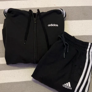 Adidas sätt säljs för 300kr - Koftan är i st M passar samt S, byxorna är i S passar också M. Fint skick, kvitto och etiketter medföljer vill ni ha mer info dma 